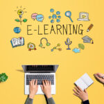 パソコンでオンライン学習に取り組む女性のイメージ（Adobe学習を始める前の状態）