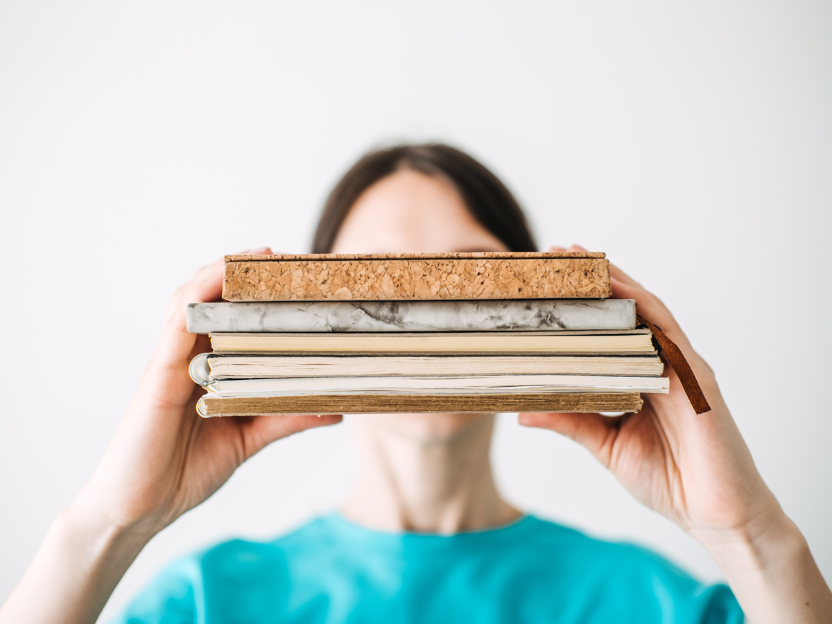 新しい学びに向けて教材を揃える女性（キャリア再構築のはじまり）