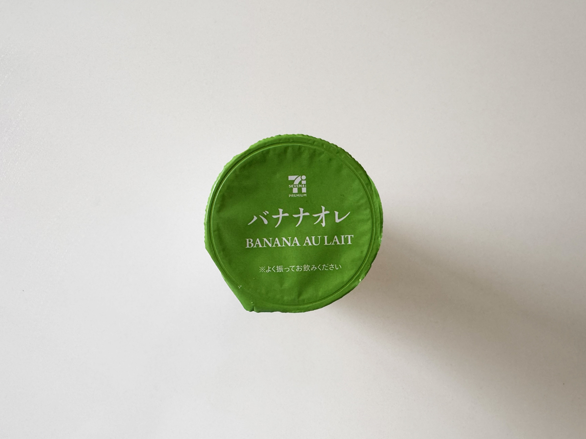 緑色のフタに「バナナオレ」ロゴと飲用注意