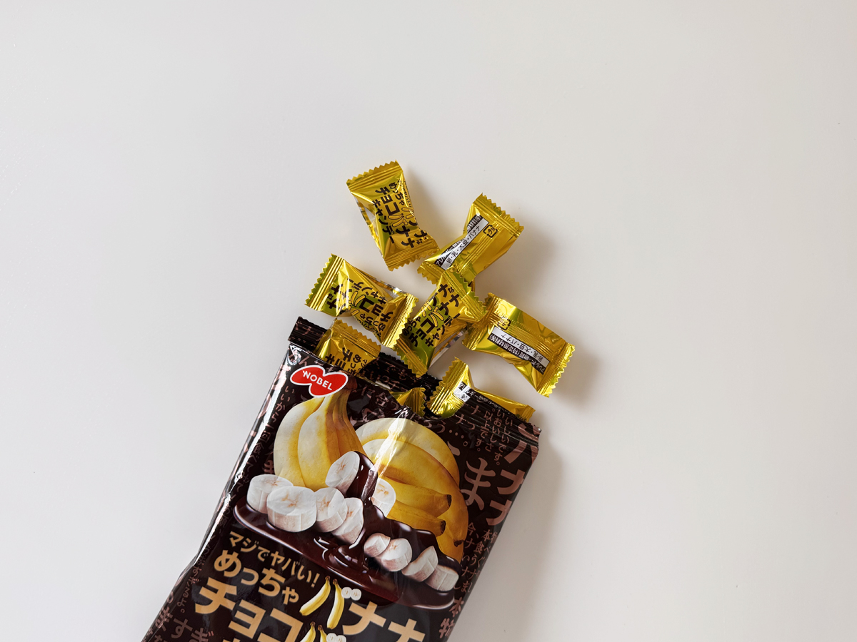 個包装チョコバナナ キャンディを開封した状態。包み紙の金色が上品に輝く