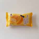 ファミリーマート限定の東京ばな奈クレープのパッケージ（黄色を基調とした明るいデザイン）
