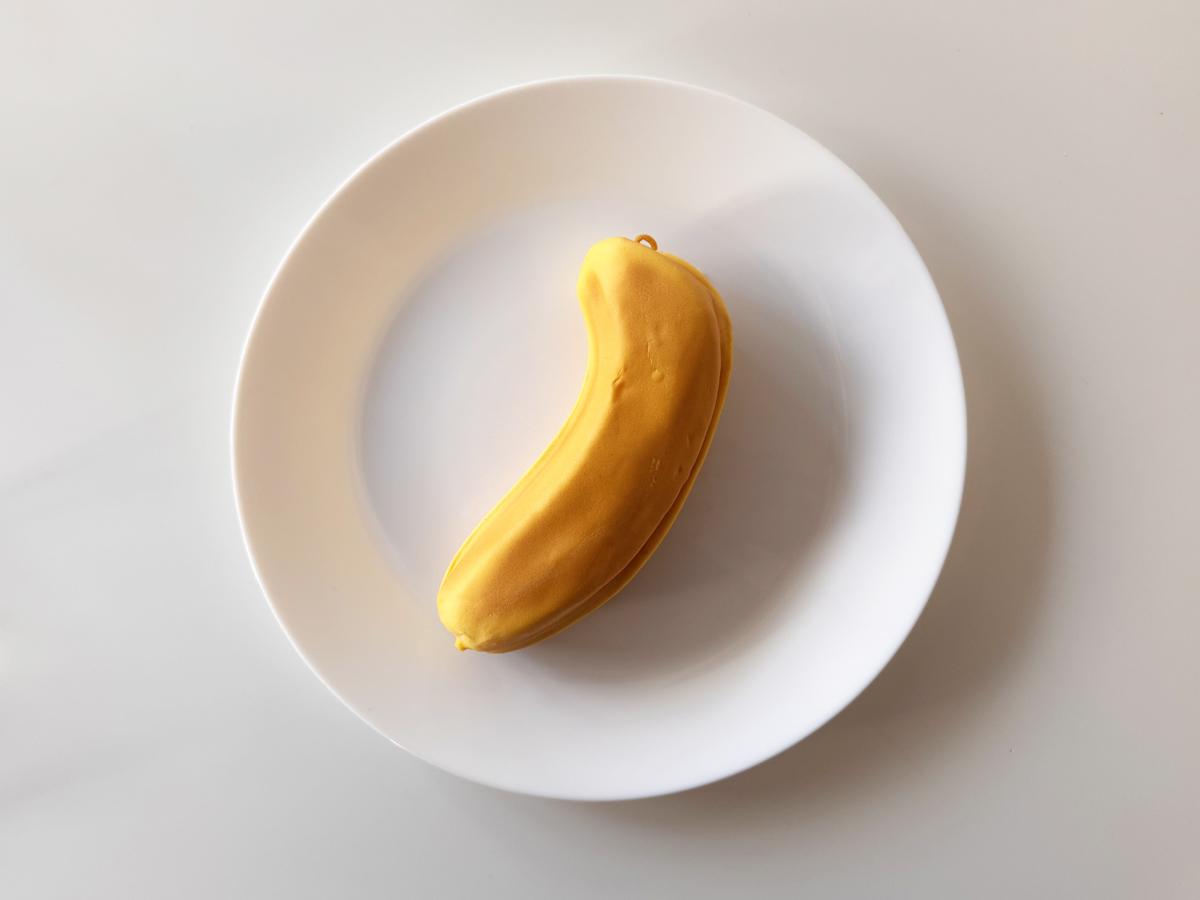 皿に乗せた剥けるバナナパン全体写真